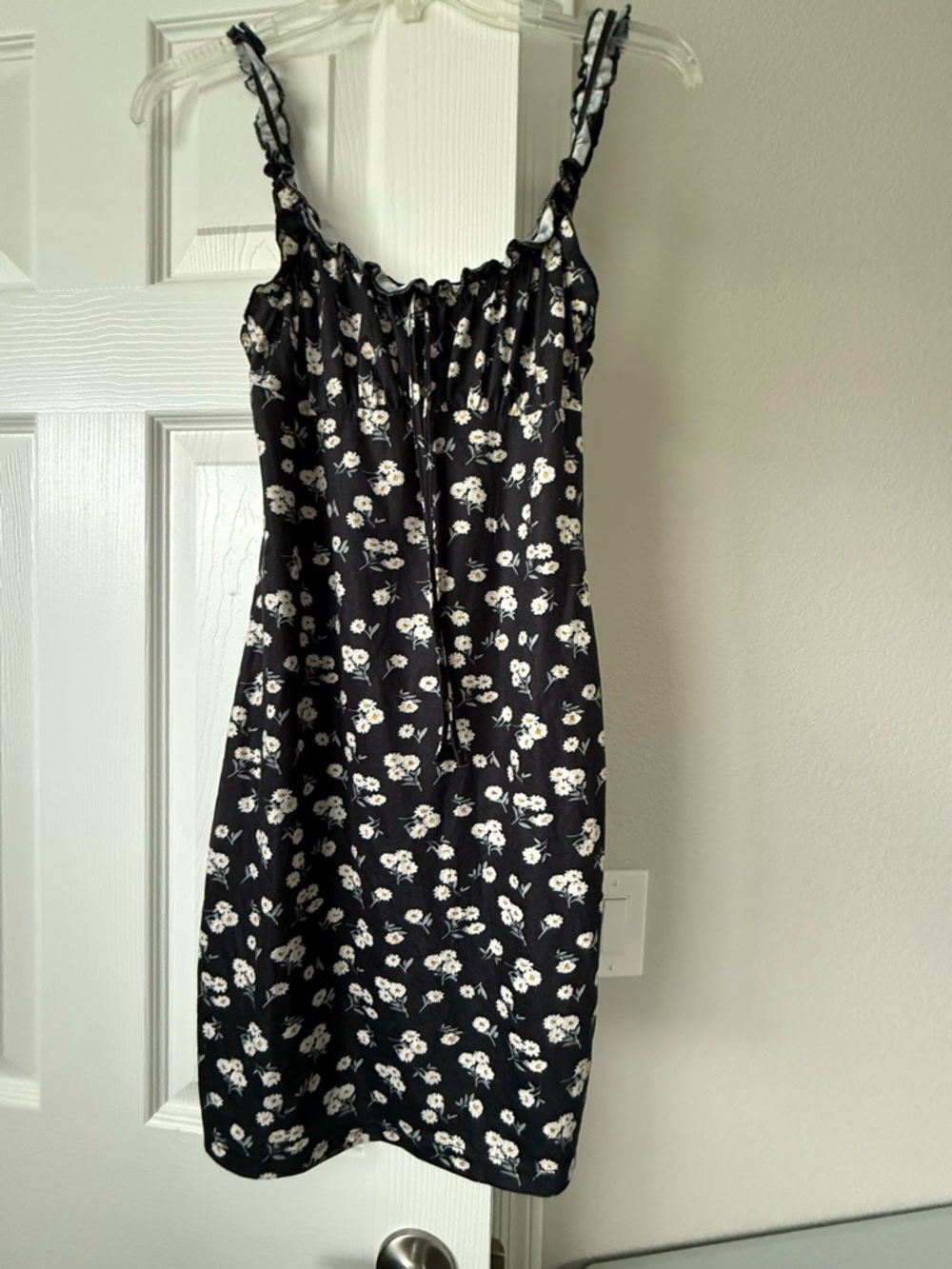 SHEIN Black Floral Ruffle-Trim Dress with White Daisies